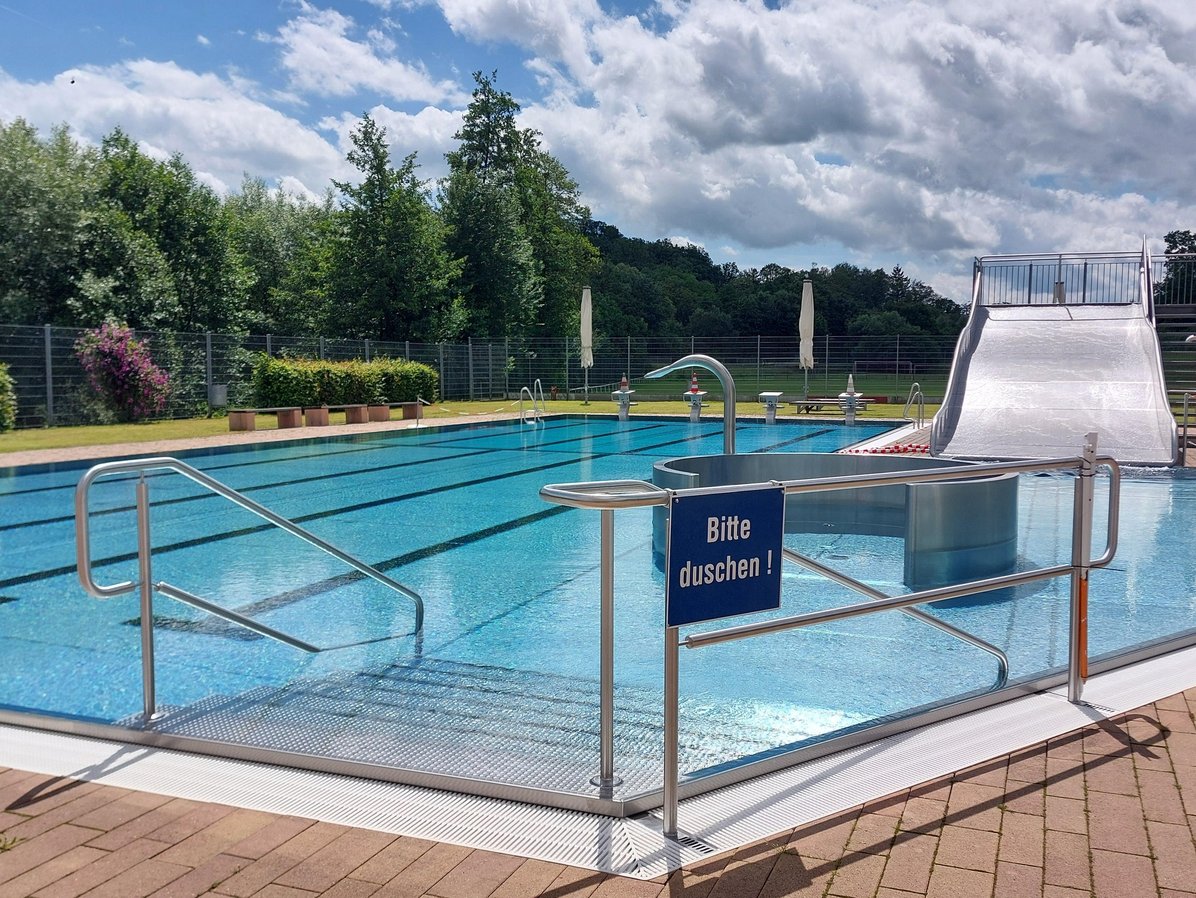 Blick auf das Schwimmbecken
