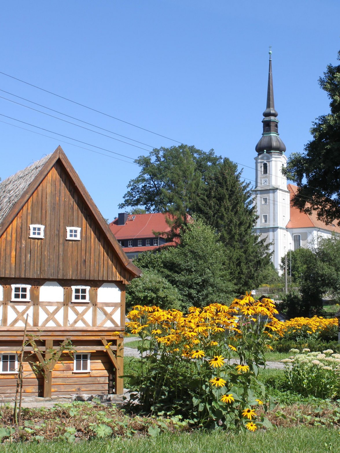Blick auf Umgebindehäuser und Dorfkirche in Cunewalde