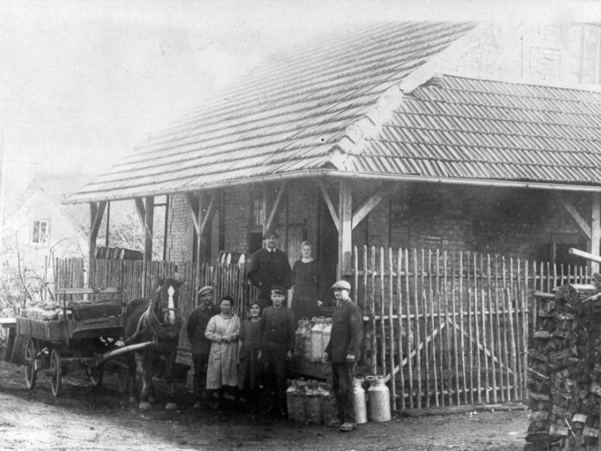 Milchzentrale Menschen vor der historischen Milchzentrale
