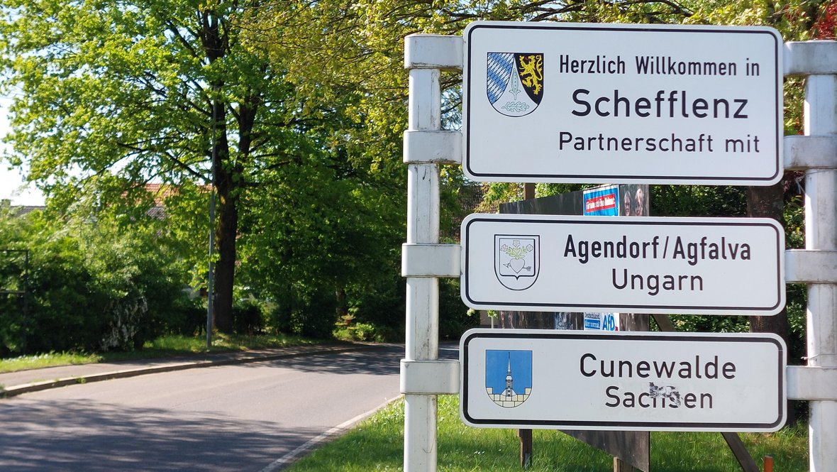 Schilder unserer Partnergemeinden am Ortseingang